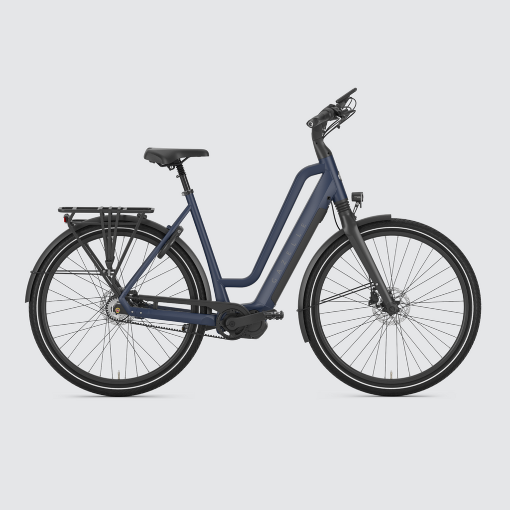 Midnight blue Gazelle Chamonix C5, low-step electric bike. Explore the power, comfort and versatility of te Gazelle Chamonix C5.