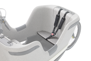 There are multiple wasy you can customise the Makki Load to suit your family needs. Here we see the additional seat and seatbelts in place on the load box, allowing for up to 3 children to ride safely. 